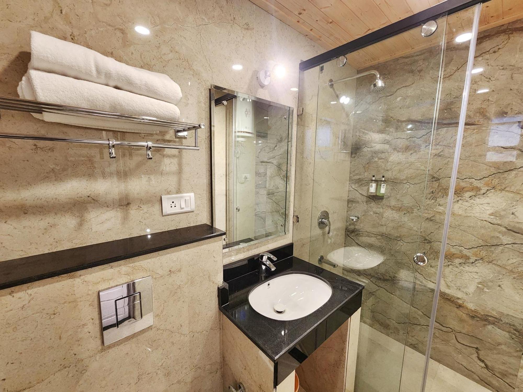 Hotel Pineview Shimla Ngoại thất bức ảnh